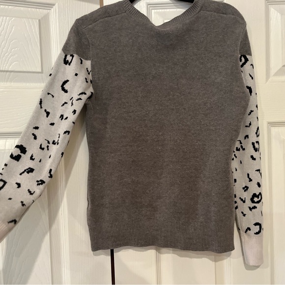Women's Long Sleeve Crew Neck  Animal Leopard Print Knit Pullover Sweater Gray - Picture 3 of 5